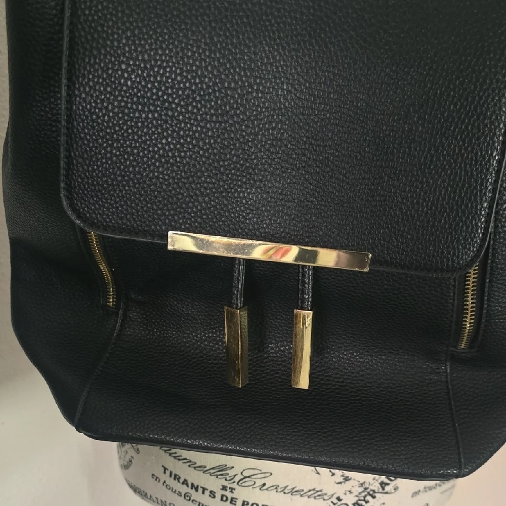 Forever21 Elegant Gold & Black Medium Leather Backpack (EUC)✨️🖤✨️